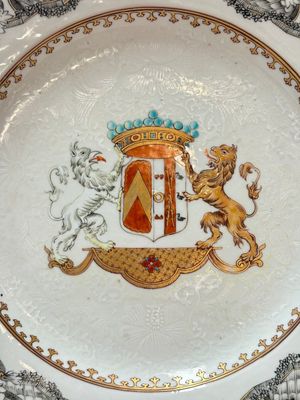 A pair of Chinese bianco sopra bianco armorial dishes with the arms of van Herzeele for the Dutch market, Qianlong, ca. 1740-1745 — photo 2