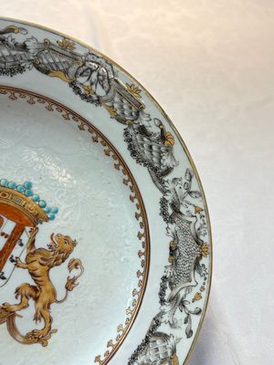 A pair of Chinese bianco sopra bianco armorial dishes with the arms of van Herzeele for the Dutch market, Qianlong, ca. 1740-1745 — photo 3