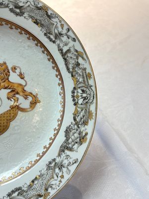 A pair of Chinese bianco sopra bianco armorial dishes with the arms of van Herzeele for the Dutch market, Qianlong, ca. 1740-1745 — photo 4