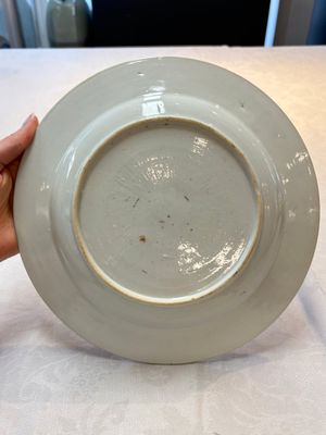 A pair of Chinese bianco sopra bianco armorial dishes with the arms of van Herzeele for the Dutch market, Qianlong, ca. 1740-1745 — photo 5