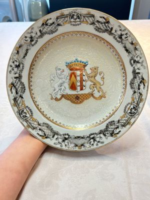 A pair of Chinese bianco sopra bianco armorial dishes with the arms of van Herzeele for the Dutch market, Qianlong, ca. 1740-1745 — photo 6