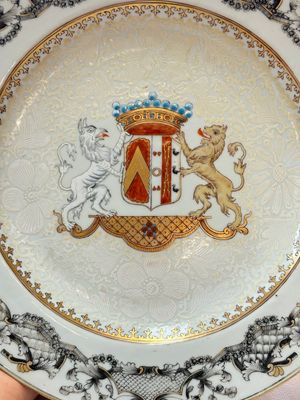 A pair of Chinese bianco sopra bianco armorial dishes with the arms of van Herzeele for the Dutch market, Qianlong, ca. 1740-1745 — photo 7