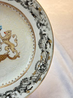 A pair of Chinese bianco sopra bianco armorial dishes with the arms of van Herzeele for the Dutch market, Qianlong, ca. 1740-1745 — photo 8