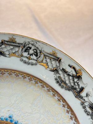 A pair of Chinese bianco sopra bianco armorial dishes with the arms of van Herzeele for the Dutch market, Qianlong, ca. 1740-1745 — photo 9