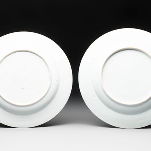A pair of Chinese bianco sopra bianco armorial dishes with the arms of van Herzeele for the Dutch market, Qianlong, ca. 1740-1745 — photo 2