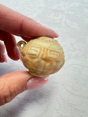 A pair of Chinese bird feeders with moulded design, one unglazed, on later wooden stands, Song — photo 12