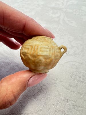 A pair of Chinese bird feeders with moulded design, one unglazed, on later wooden stands, Song — photo 14