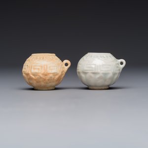 A pair of Chinese bird feeders with moulded design, one unglazed, on later wooden stands, Song — photo 2