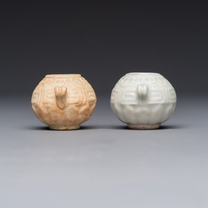 A pair of Chinese bird feeders with moulded design, one unglazed, on later wooden stands, Song — photo 3