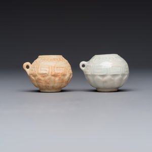 A pair of Chinese bird feeders with moulded design, one unglazed, on later wooden stands, Song — photo 4