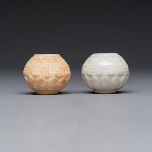 A pair of Chinese bird feeders with moulded design, one unglazed, on later wooden stands, Song — photo 5