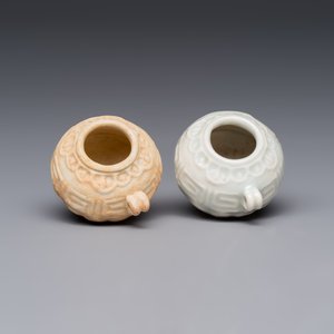A pair of Chinese bird feeders with moulded design, one unglazed, on later wooden stands, Song — photo 6