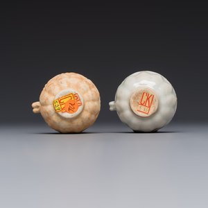 A pair of Chinese bird feeders with moulded design, one unglazed, on later wooden stands, Song — photo 7