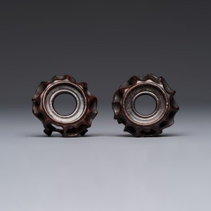 A pair of Chinese bird feeders with moulded design, one unglazed, on later wooden stands, Song — photo 8