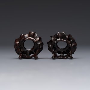 A pair of Chinese bird feeders with moulded design, one unglazed, on later wooden stands, Song — photo 9