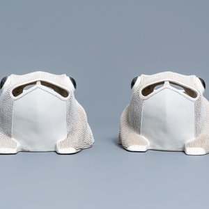 A pair of Chinese biscuit frog-shaped jardinières, 19th C. — photo 2