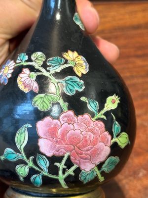 A pair of Chinese black-ground famille rose vases with gilt bronze mounts, Yongzheng — 照片 5