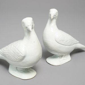 A pair of Chinese blanc de Chine models of doves, 18/19th C. — 照片 1