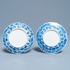 A pair of Chinese blue and white 'acupuncture' saucers, Kangxi — photo 3