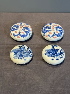 A pair of Chinese blue and white and a pair of blue, white and copper-red seal paste boxes, Kangxi and Qianlong mark, 19th C. — photo 1