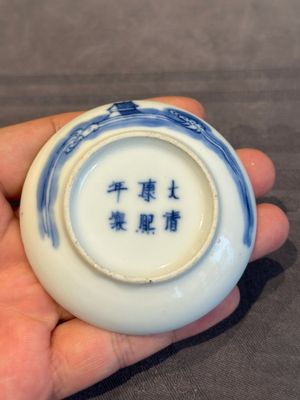 A pair of Chinese blue and white and a pair of blue, white and copper-red seal paste boxes, Kangxi and Qianlong mark, 19th C. — photo 5