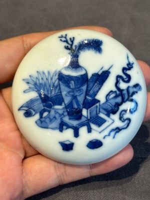 A pair of Chinese blue and white and a pair of blue, white and copper-red seal paste boxes, Kangxi and Qianlong mark, 19th C. — photo 8