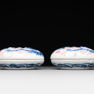 A pair of Chinese blue and white and a pair of blue, white and copper-red seal paste boxes, Kangxi and Qianlong mark, 19th C. — photo 3