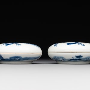 A pair of Chinese blue and white and a pair of blue, white and copper-red seal paste boxes, Kangxi and Qianlong mark, 19th C. — photo 6