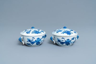 A pair of Chinese blue and white 'antiquities' bowls and covers, Kangxi