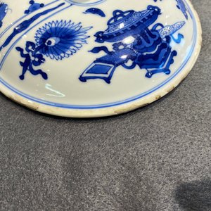 A pair of Chinese blue and white 'antiquities' bowls and covers, Kangxi — photo 12