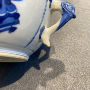 A pair of Chinese blue and white 'antiquities' bowls and covers, Kangxi — photo 17