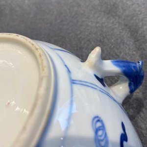 A pair of Chinese blue and white 'antiquities' bowls and covers, Kangxi — photo 19