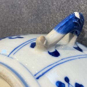 A pair of Chinese blue and white 'antiquities' bowls and covers, Kangxi — photo 22