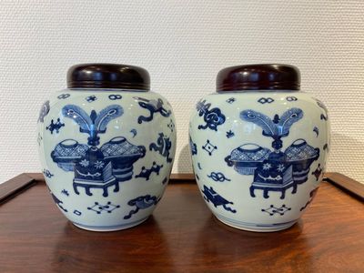 A pair of Chinese blue and white ‘antiquities’ jars with wooden covers, Kangxi — photo 1