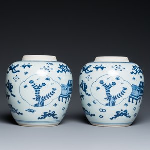 A pair of Chinese blue and white ‘antiquities’ jars with wooden covers, Kangxi — photo 5