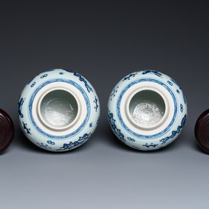 A pair of Chinese blue and white ‘antiquities’ jars with wooden covers, Kangxi — photo 7