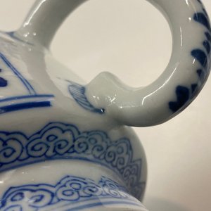 A pair of Chinese blue and white 'antiquities' teapots, Kangxi — 照片 17