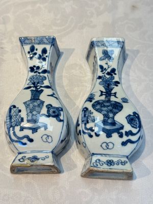 A pair of Chinese blue and white 'Antiquities' wall pocket vases, Kangxi — foto 1