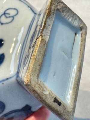 A pair of Chinese blue and white 'Antiquities' wall pocket vases, Kangxi — foto 11