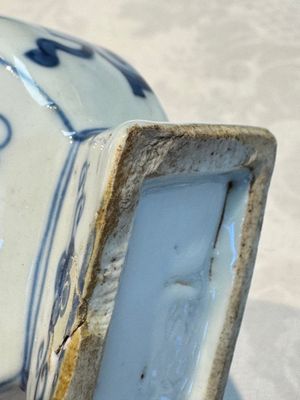 A pair of Chinese blue and white 'Antiquities' wall pocket vases, Kangxi — foto 12
