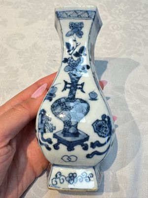 A pair of Chinese blue and white 'Antiquities' wall pocket vases, Kangxi — foto 15