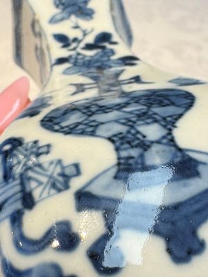 A pair of Chinese blue and white 'Antiquities' wall pocket vases, Kangxi — foto 16