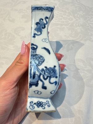 A pair of Chinese blue and white 'Antiquities' wall pocket vases, Kangxi — foto 17