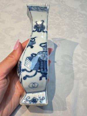 A pair of Chinese blue and white 'Antiquities' wall pocket vases, Kangxi — foto 20