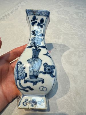 A pair of Chinese blue and white 'Antiquities' wall pocket vases, Kangxi — foto 2