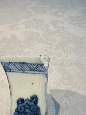A pair of Chinese blue and white 'Antiquities' wall pocket vases, Kangxi — foto 21