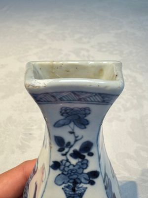 A pair of Chinese blue and white 'Antiquities' wall pocket vases, Kangxi — foto 22
