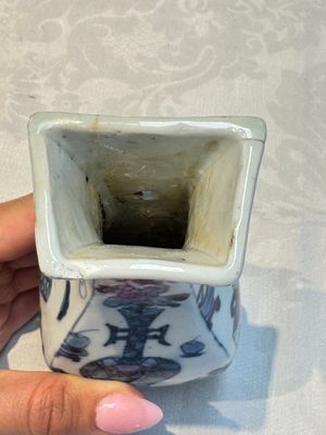 A pair of Chinese blue and white 'Antiquities' wall pocket vases, Kangxi — foto 24