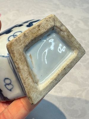 A pair of Chinese blue and white 'Antiquities' wall pocket vases, Kangxi — foto 25