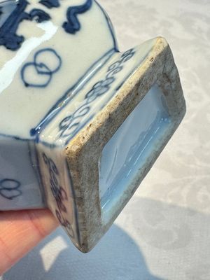 A pair of Chinese blue and white 'Antiquities' wall pocket vases, Kangxi — foto 26
